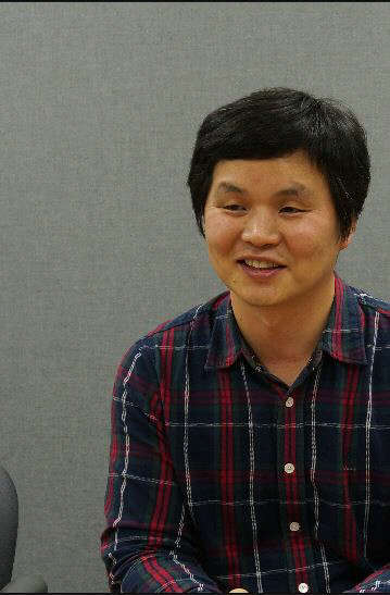 백승훈 썸에이지 대표가 23일 경기 성남 삼평동 사무실에서 현재 개발 중인 공상과학(SF)게임에 대한 구상을 설명하고 있다.   썸에이지 제공